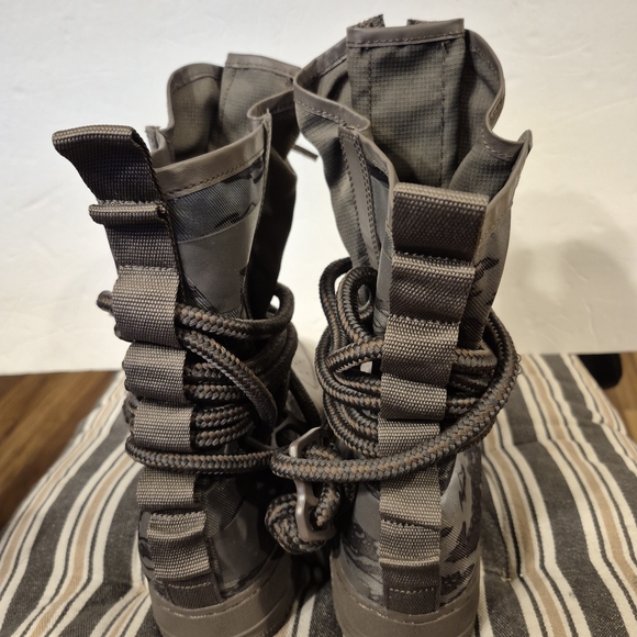 Nike Men's Gray Tactical Boots - Picture 5 of 10